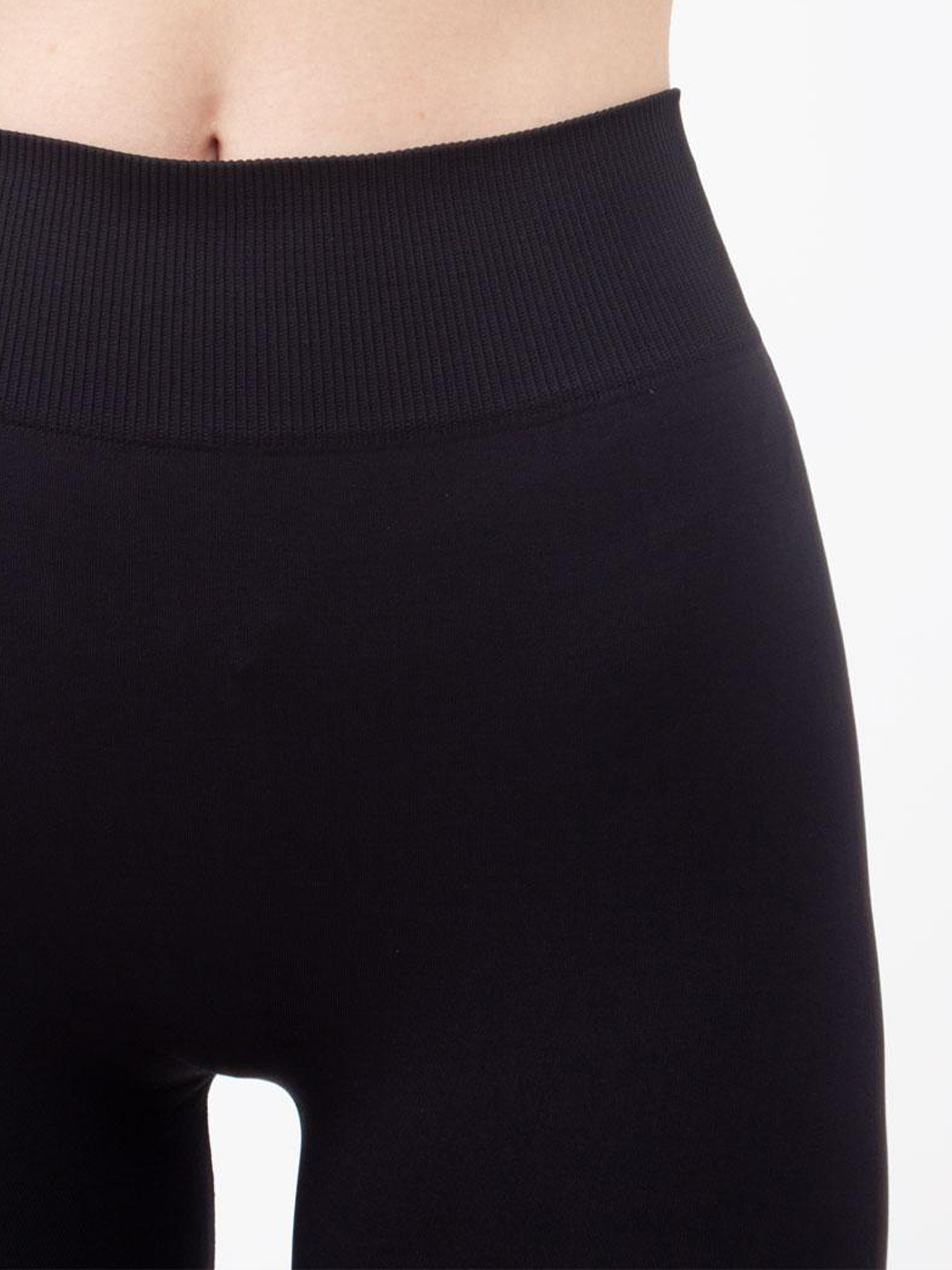 Seamless Above Knee Bike Shorts in Black
