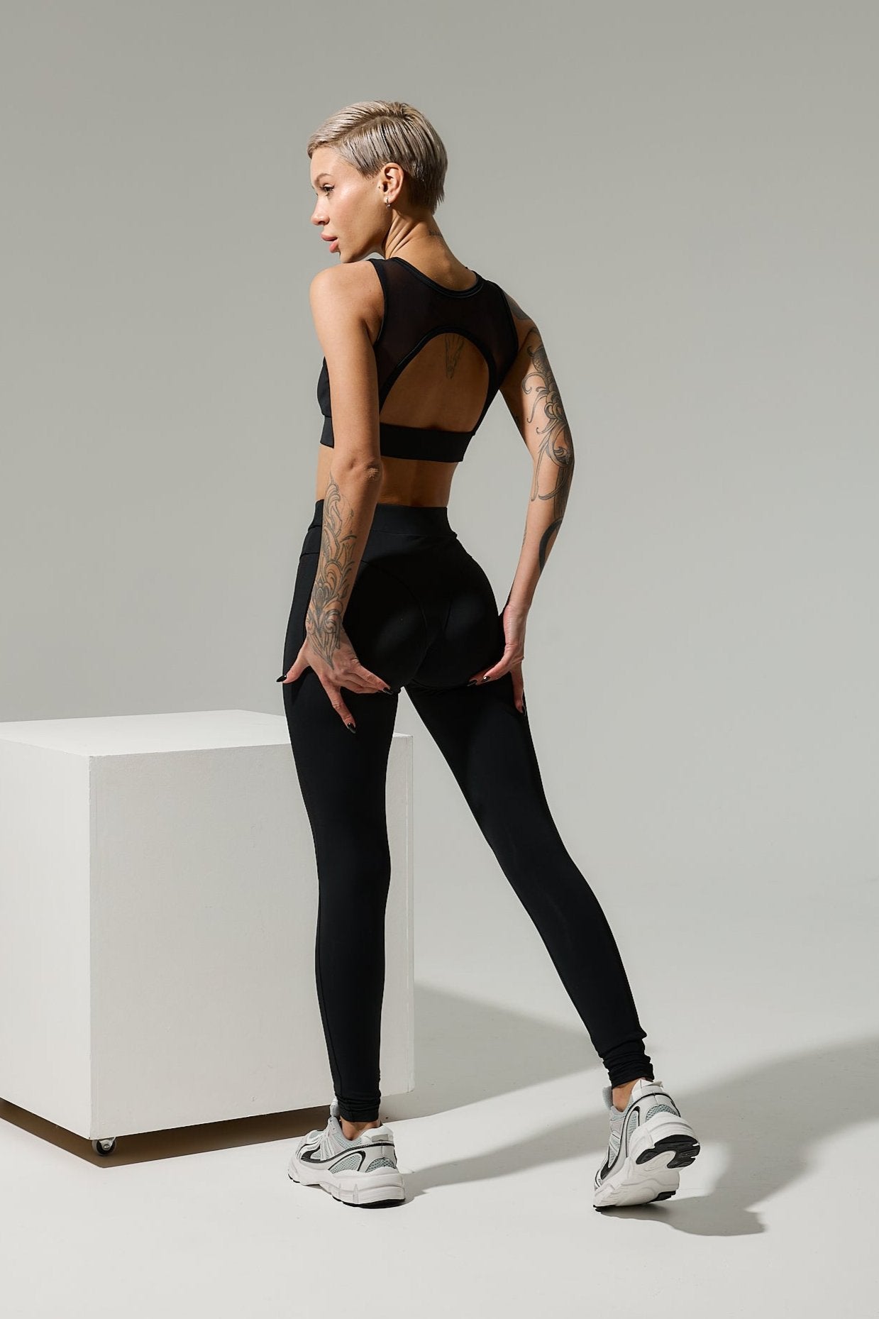 Galaxy Push Up Contour Seam Mesh Insert Leggings in Black
