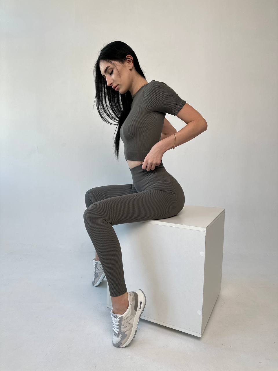 Seamless Ribbed Short Sleeve Crop Top in Dark Gray