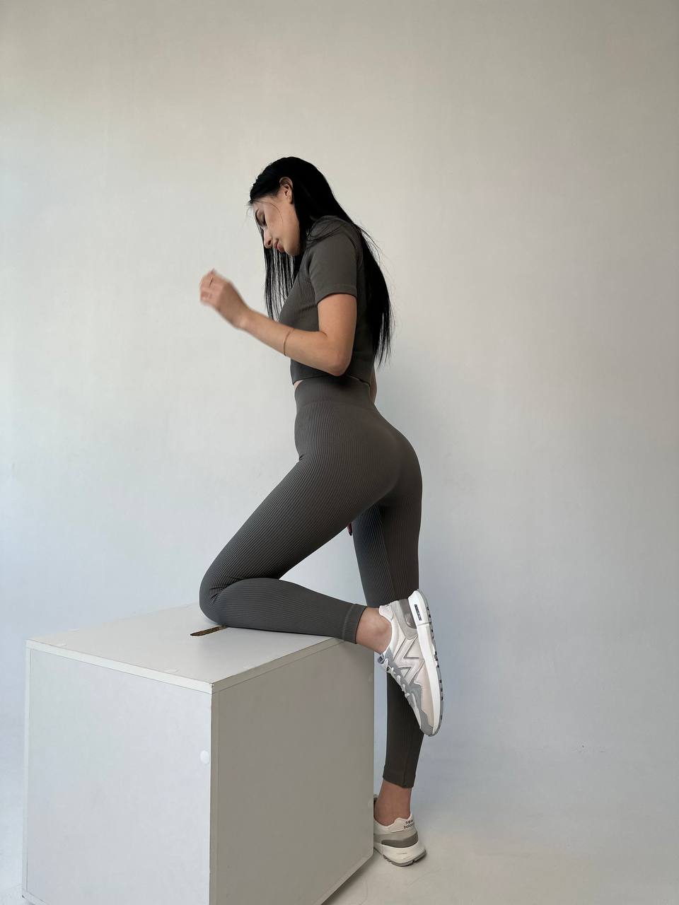 Seamless Ribbed Short Sleeve Crop Top in Dark Gray