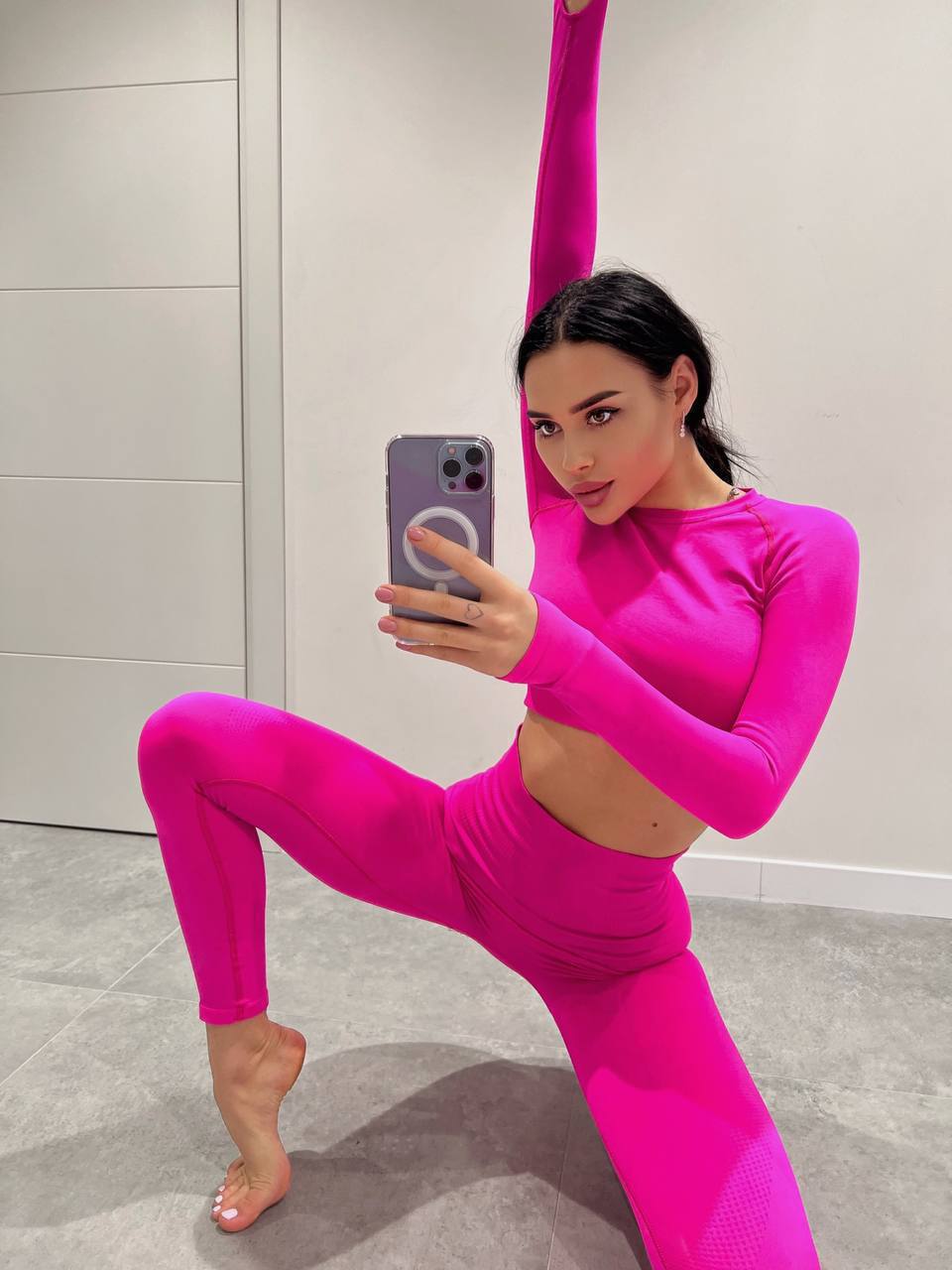 Seamless Activewear Set: Long-sleeve Top & Leggings in Fuchsia Neon Pink