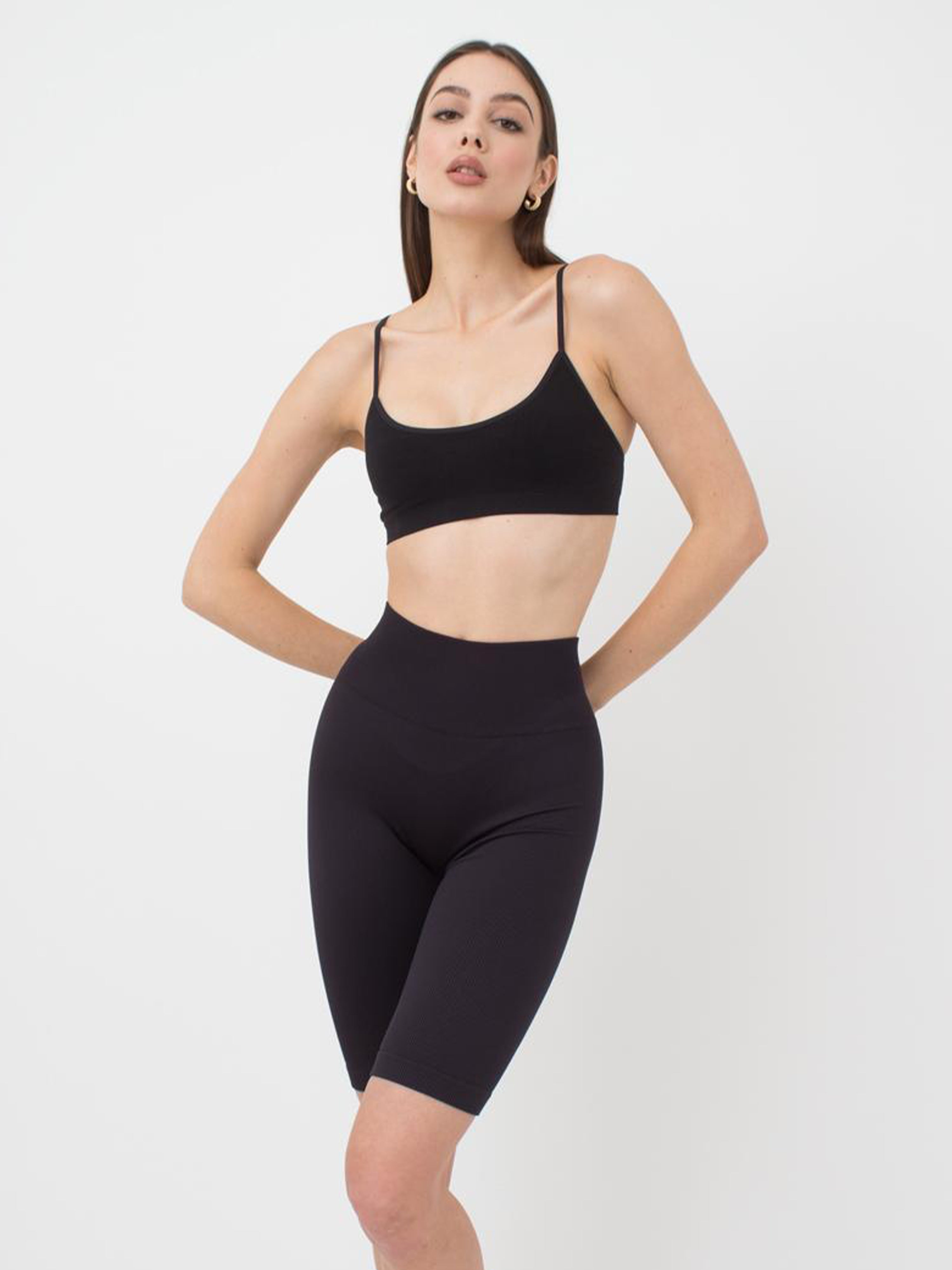 Seamless Ribbed Above Knee Bike Shorts in Black