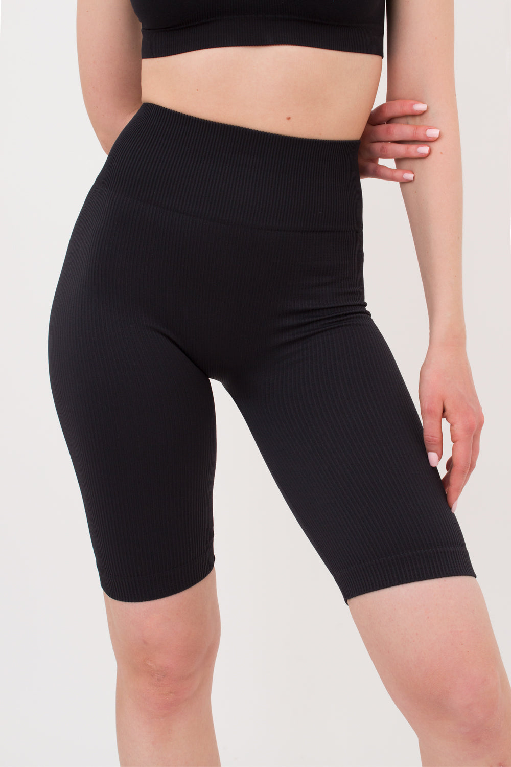 Seamless Ribbed Above Knee Scrunch Bike Shorts in Black