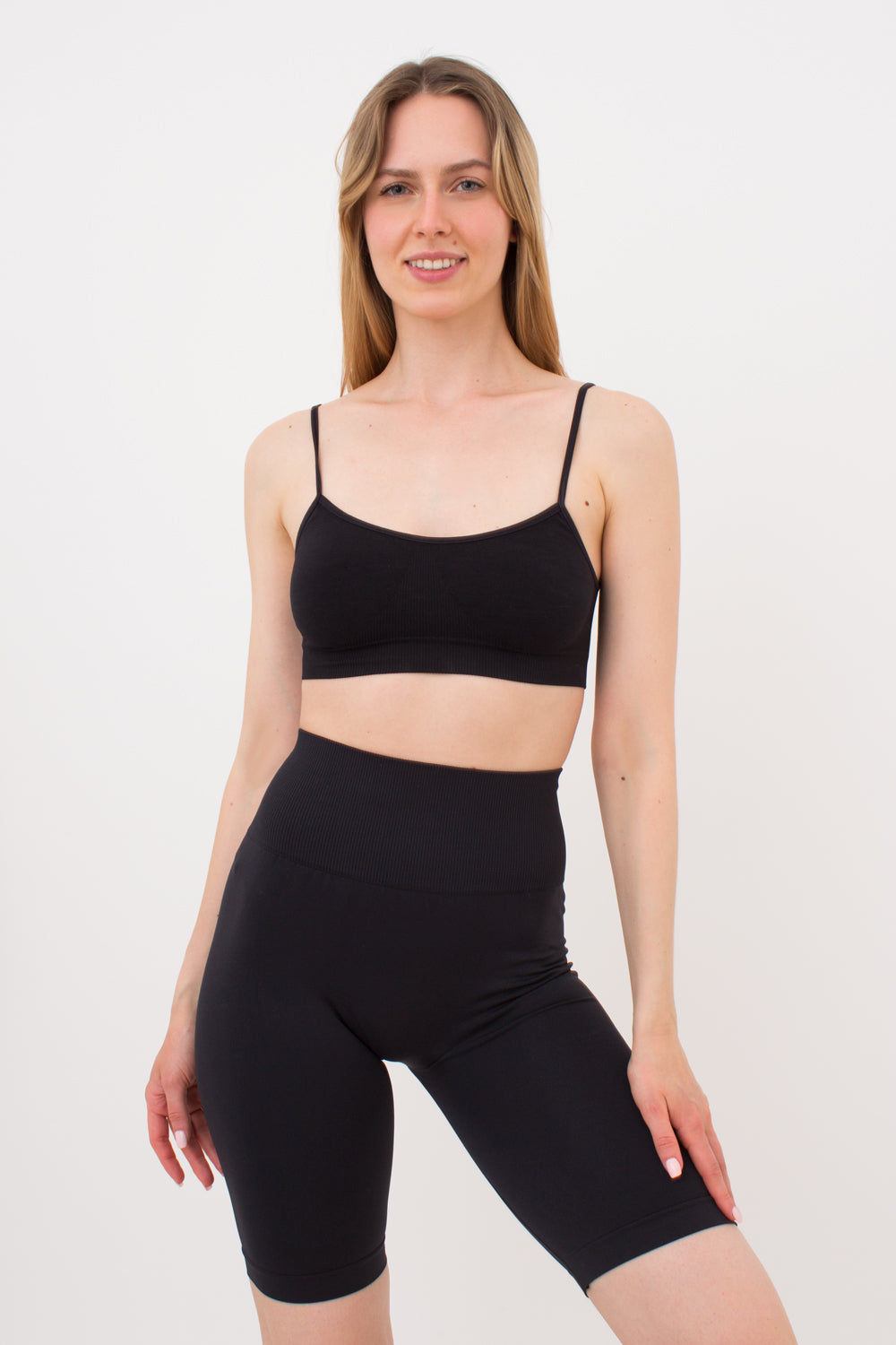 Seamless Above Knee Scrunch Bike Shorts in Black