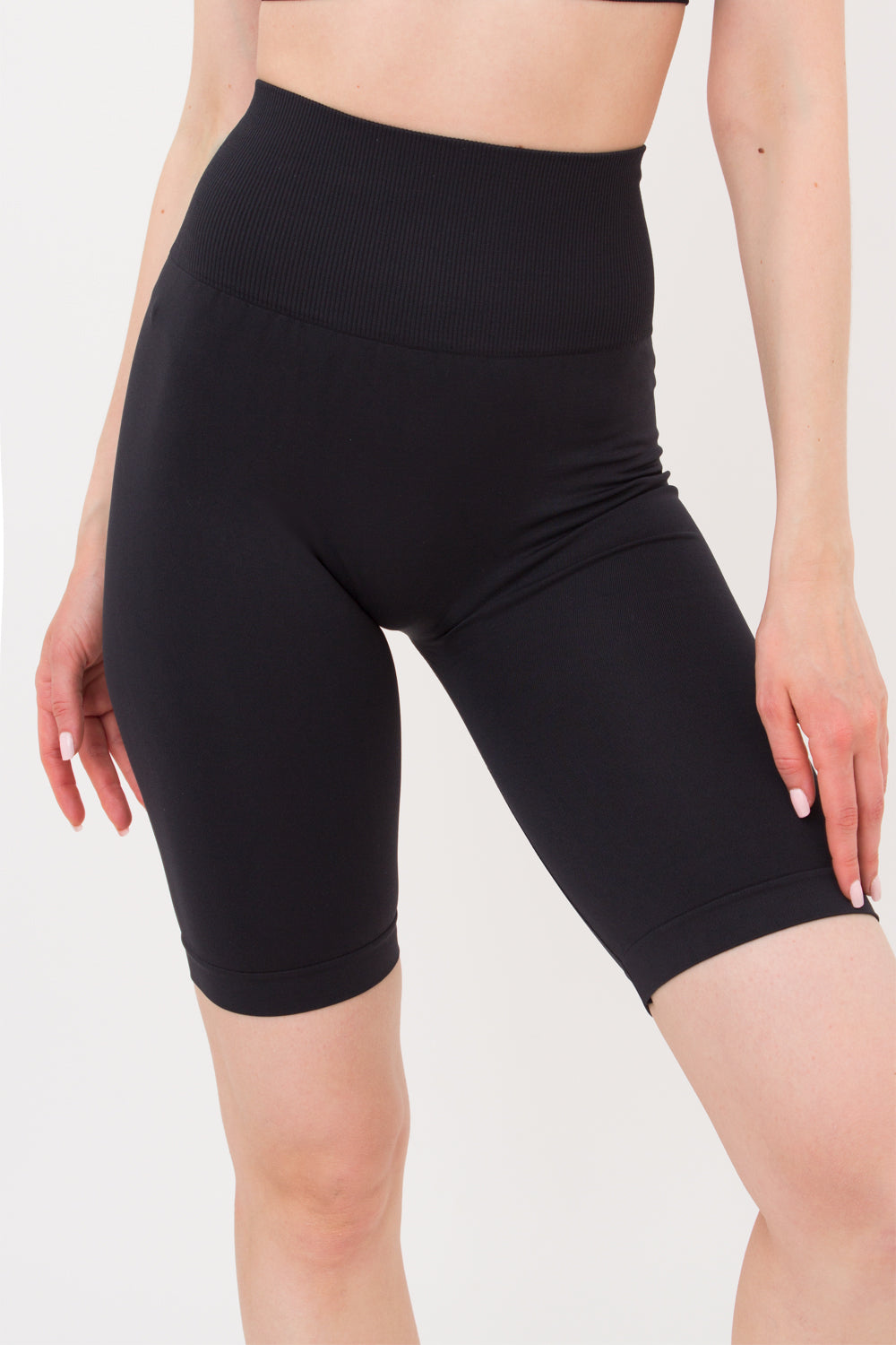 Seamless Above Knee Scrunch Bike Shorts in Black