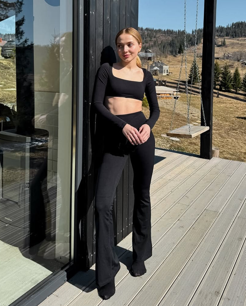 Diva High-Waist Scrunch Flared Leggings in Black