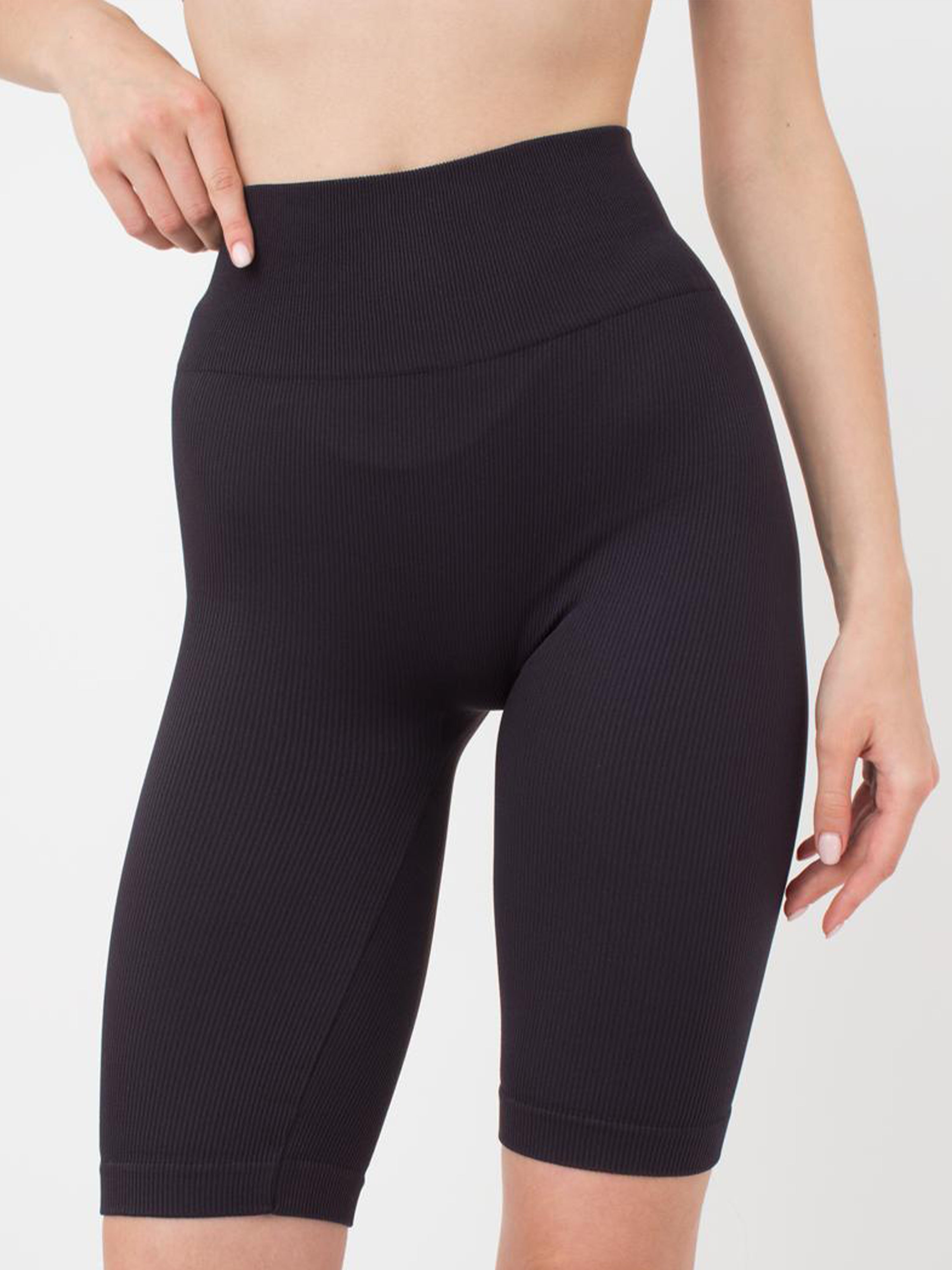 Seamless Ribbed Above Knee Bike Shorts in Black