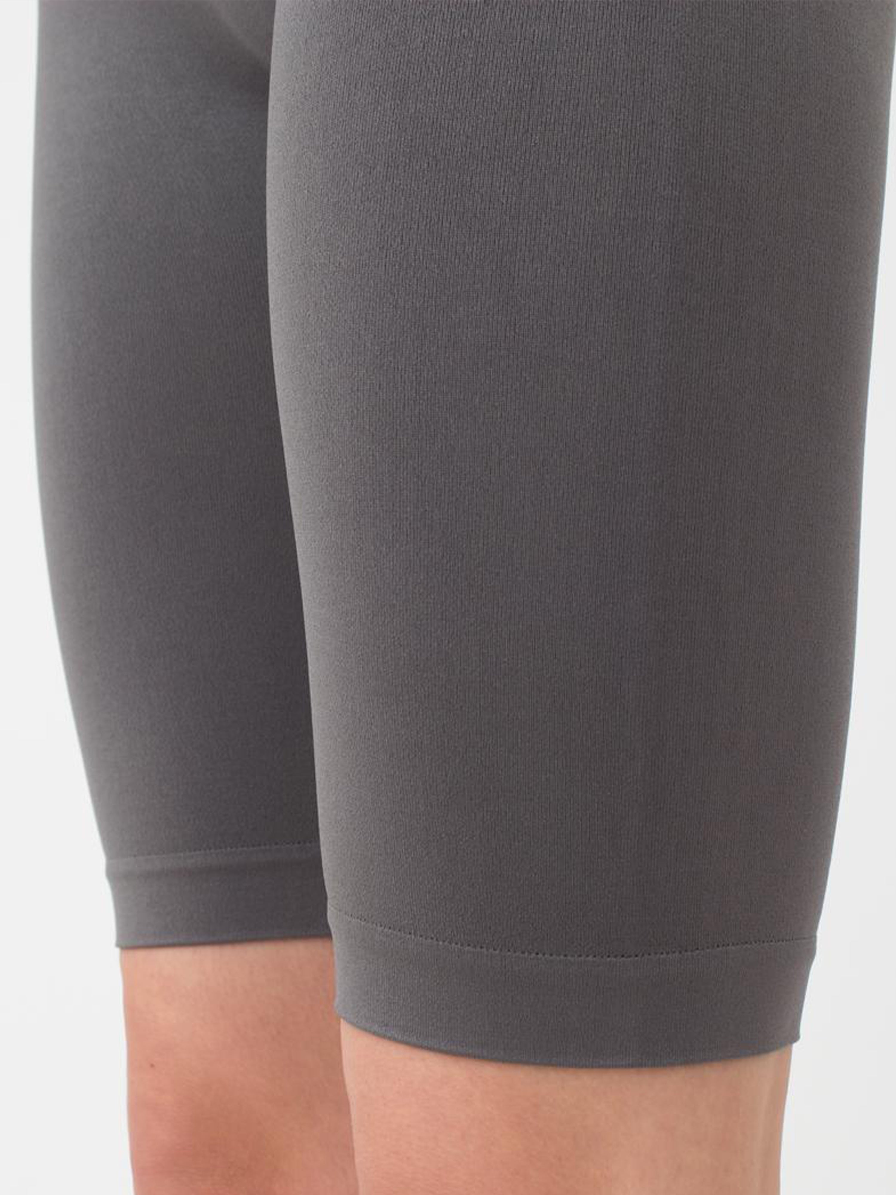 Seamless Above Knee Bike Shorts in Dark Gray