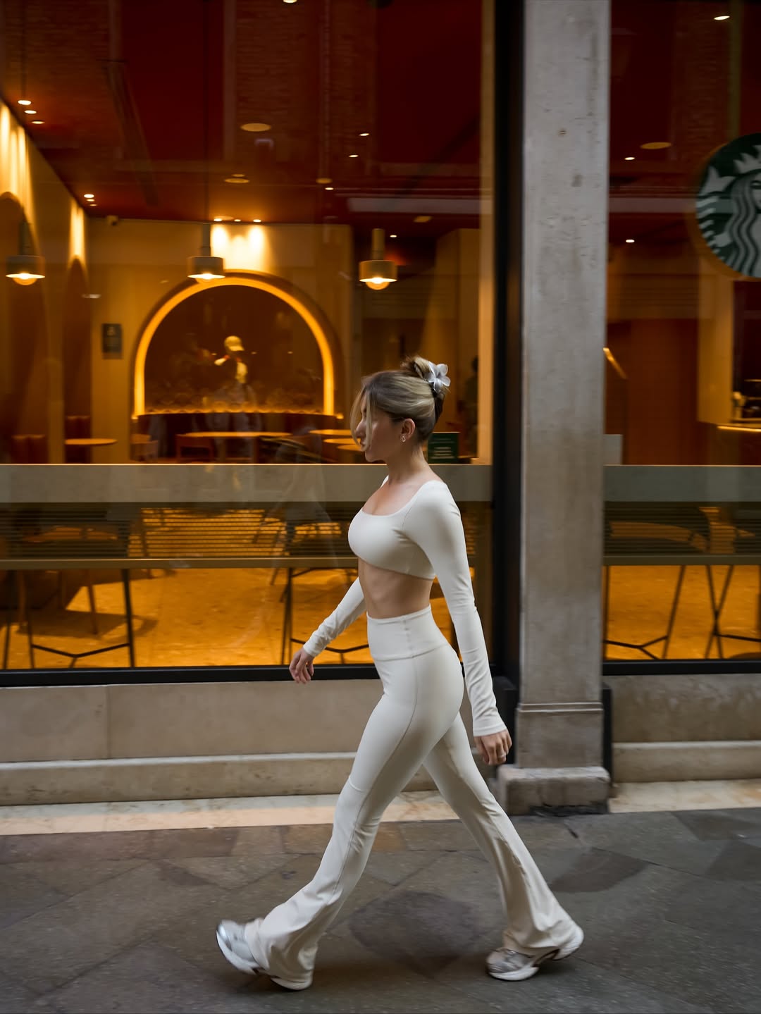 Diva High-Waist Scrunch Flared Leggings in Ivory