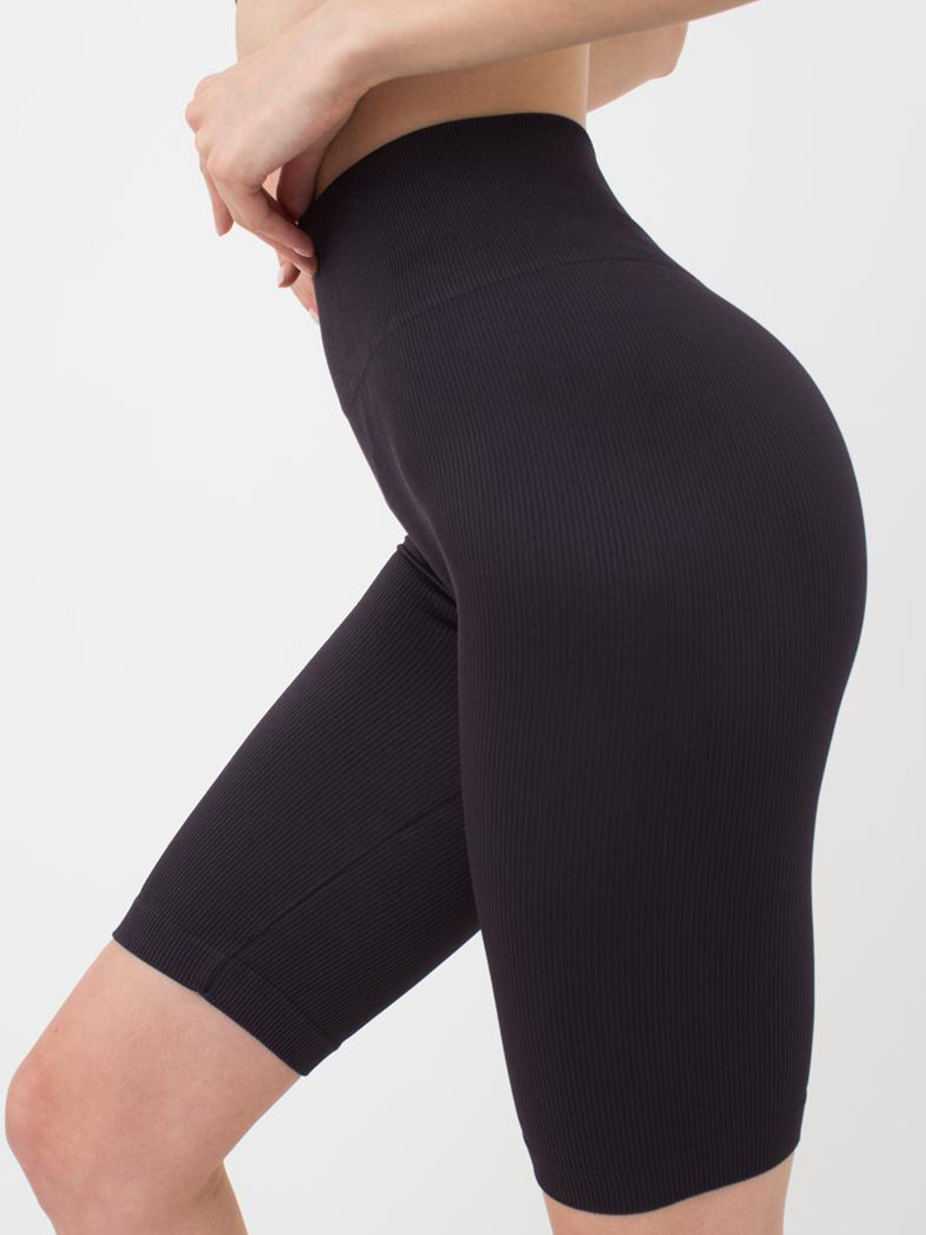 Seamless Ribbed Above Knee Bike Shorts in Black