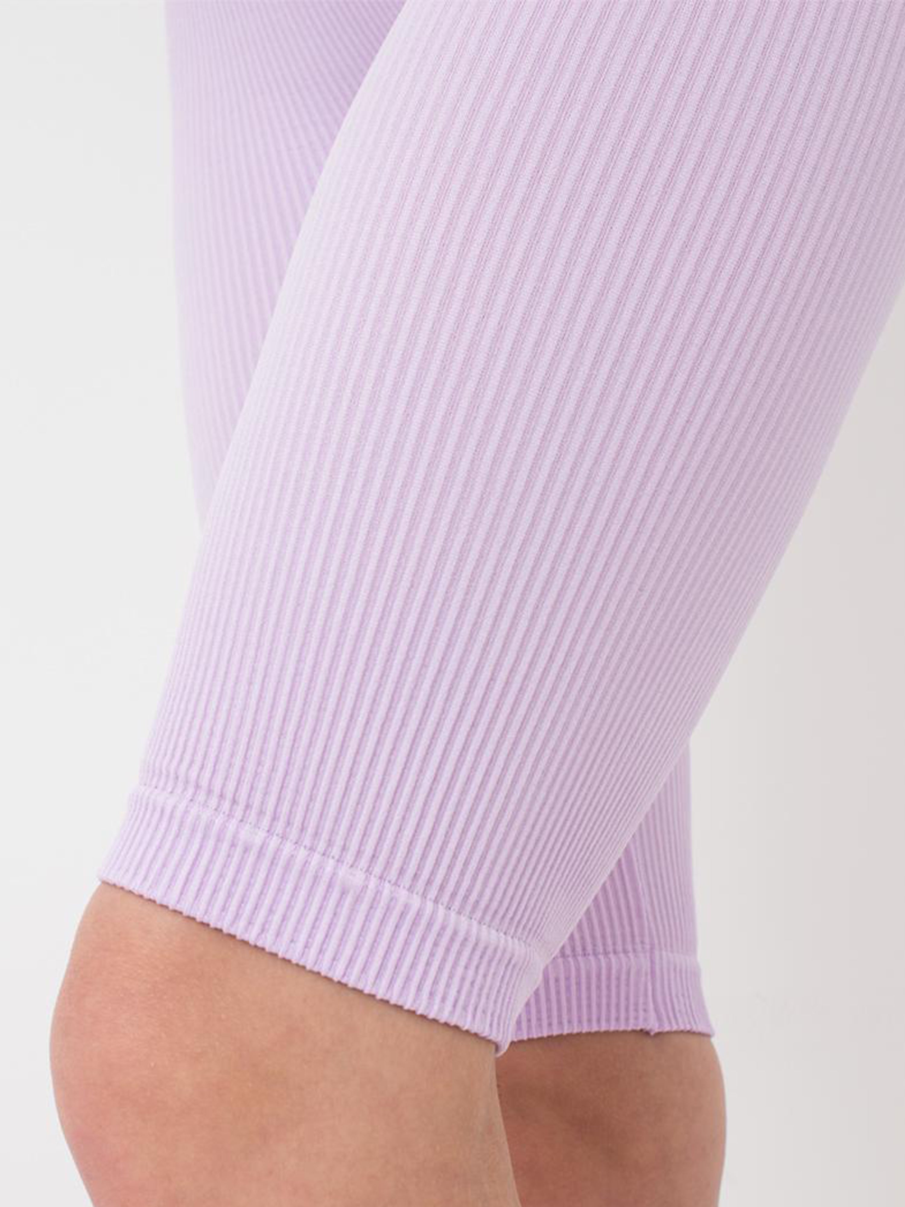 Seamless Ribbed Above Knee Bike Shorts in Light Purple