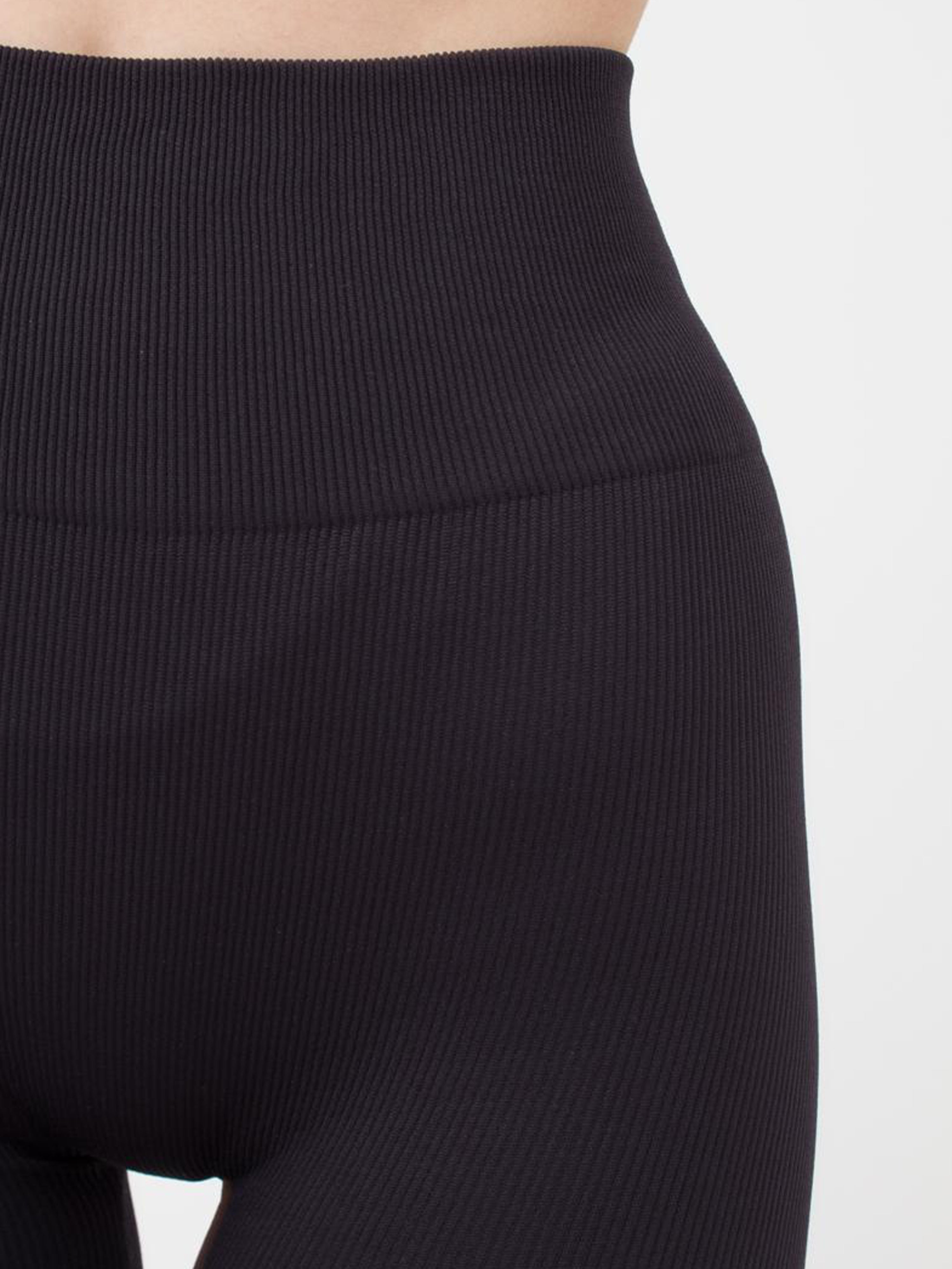 Seamless Ribbed Above Knee Bike Shorts in Black