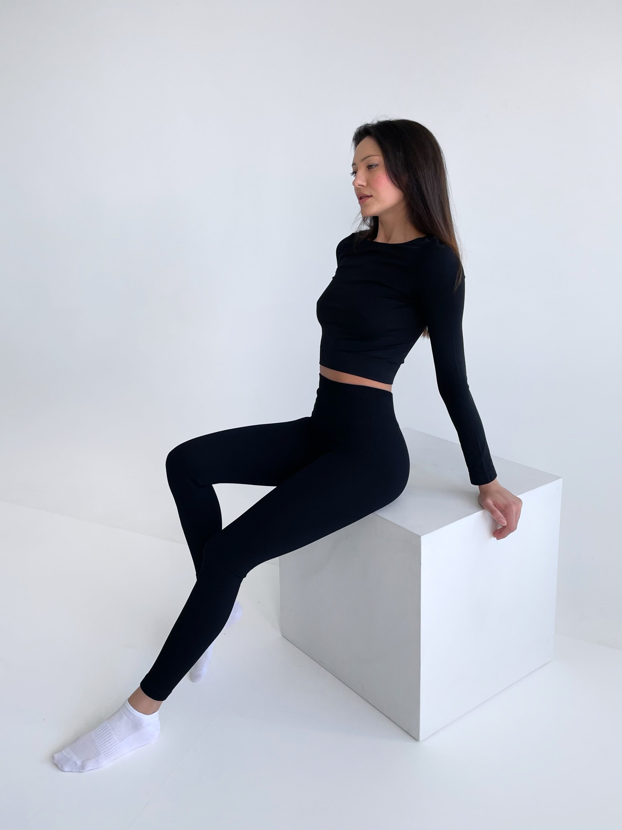 Seamless Cropped Long Sleeve Top in Black