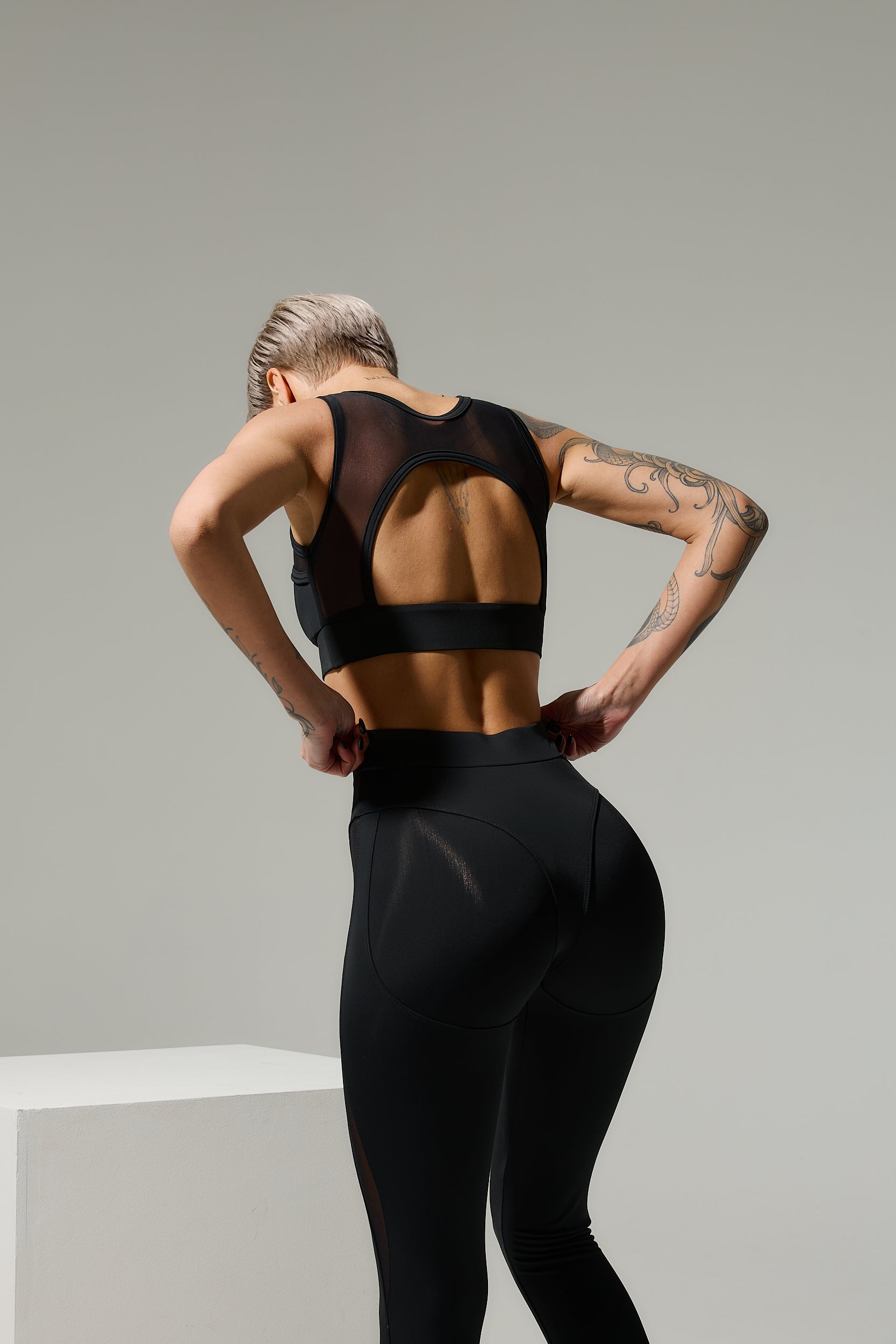 Galaxy Push Up Contour Seam Mesh Insert Leggings in Black