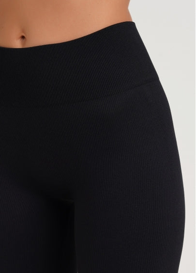 Seamless Ribbed Above Knee Bike Shorts in Black