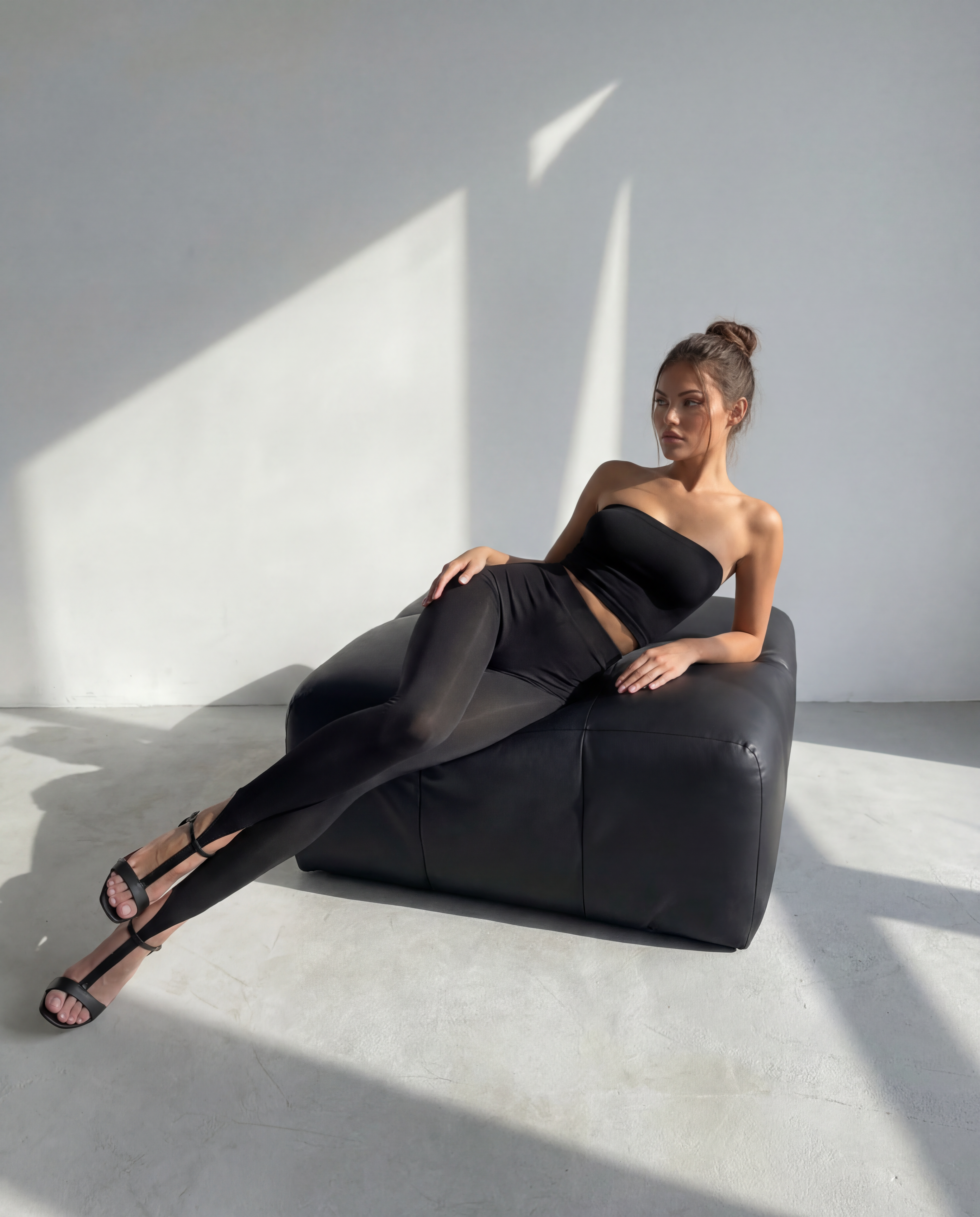 Focus Contour Point-Leg Leggings in Black