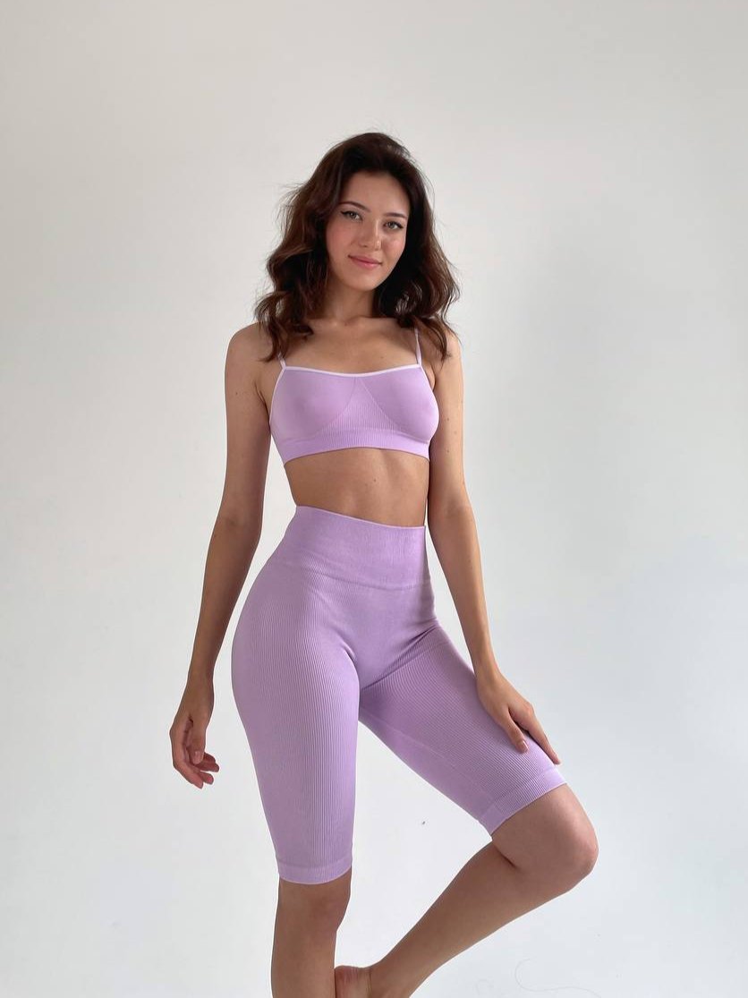 Seamless Ribbed Above Knee Scrunch Bike Shorts in Light Purple