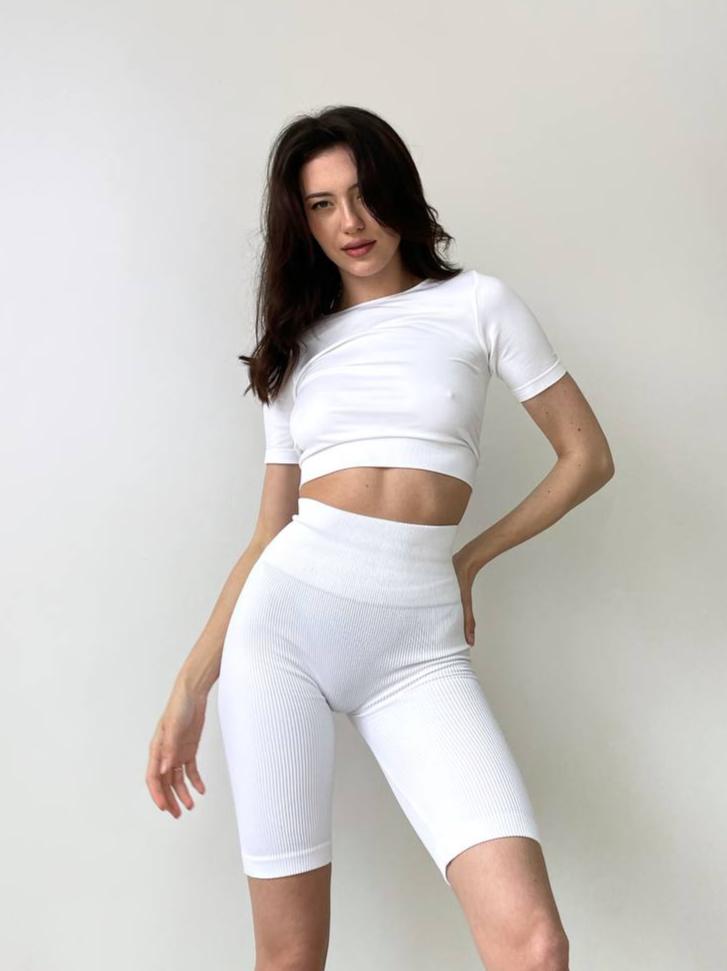 Seamless Ribbed Above Knee Scrunch Bike Shorts in White