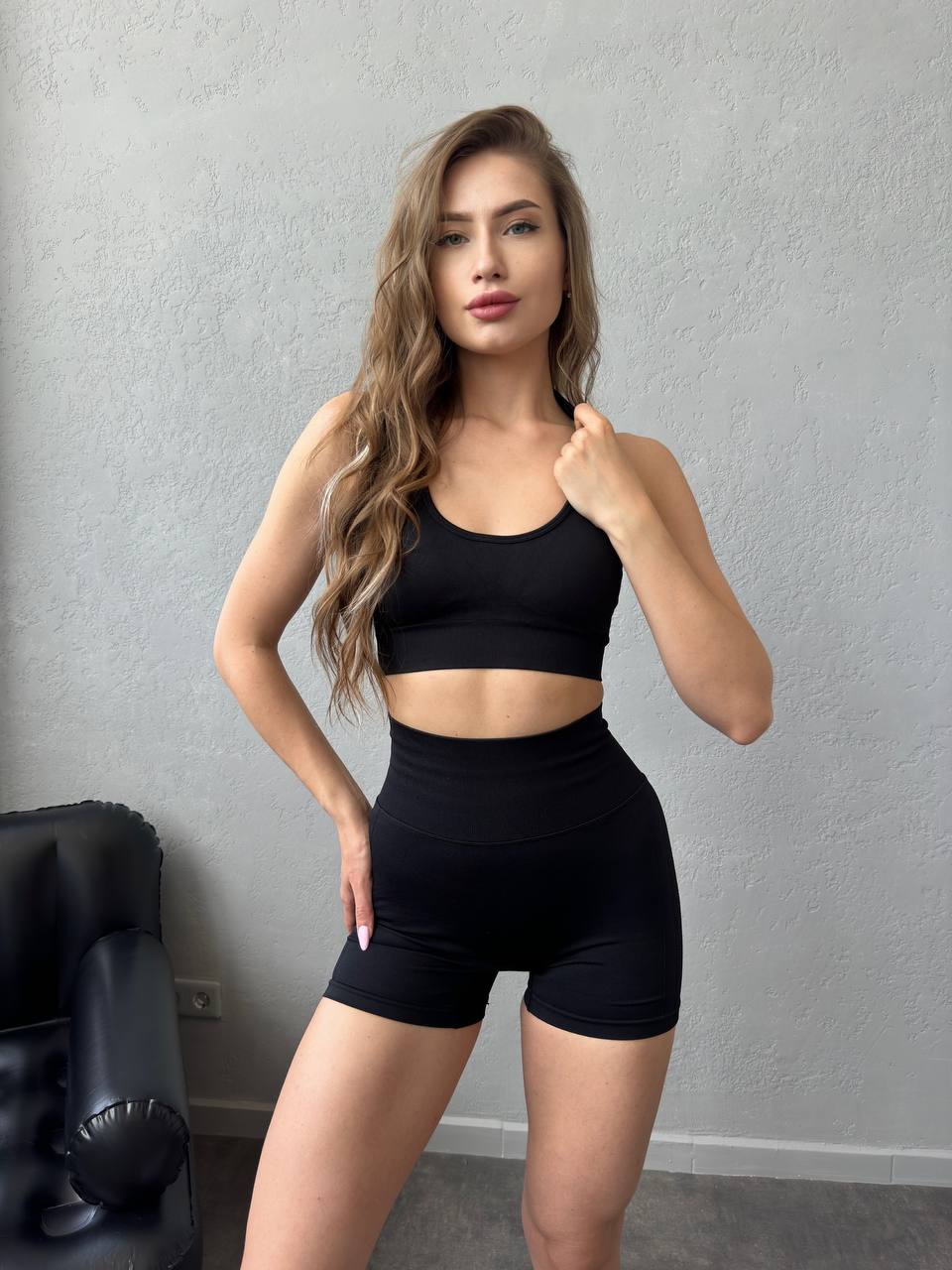 Seamless Mid Thigh Scrunch Bike Shorts in Black