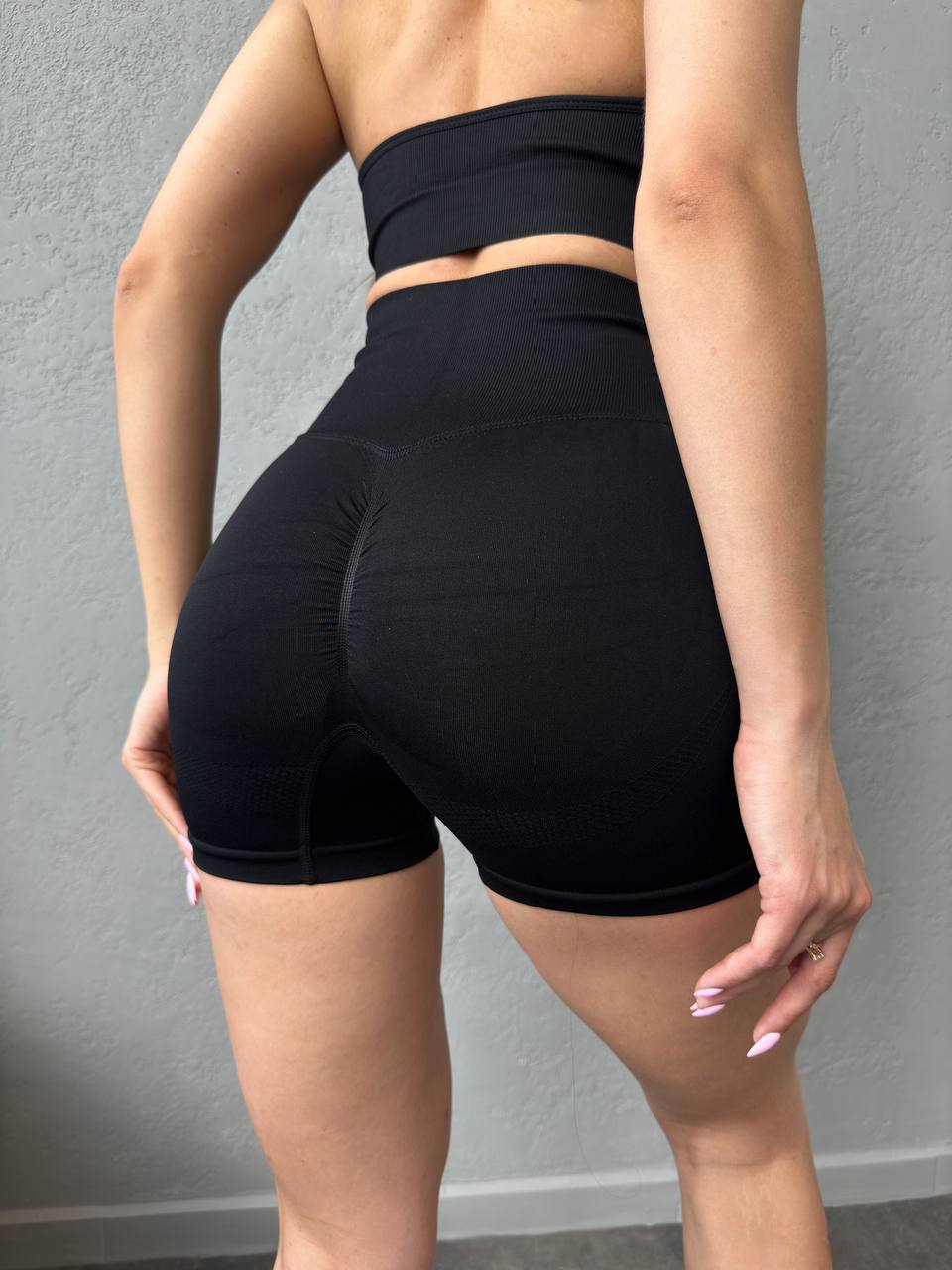 Seamless Mid Thigh Scrunch Bike Shorts in Black