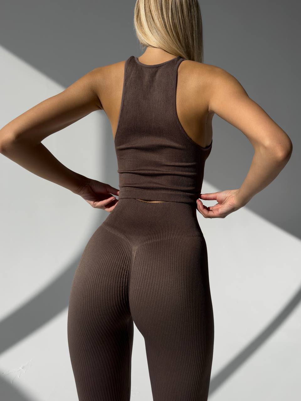 Seamless Ribbed Scrunch Leggings in Brown