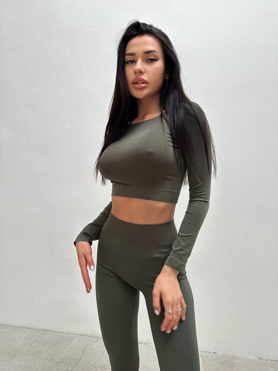 Seamless Cropped Long Sleeve Top in Khaki