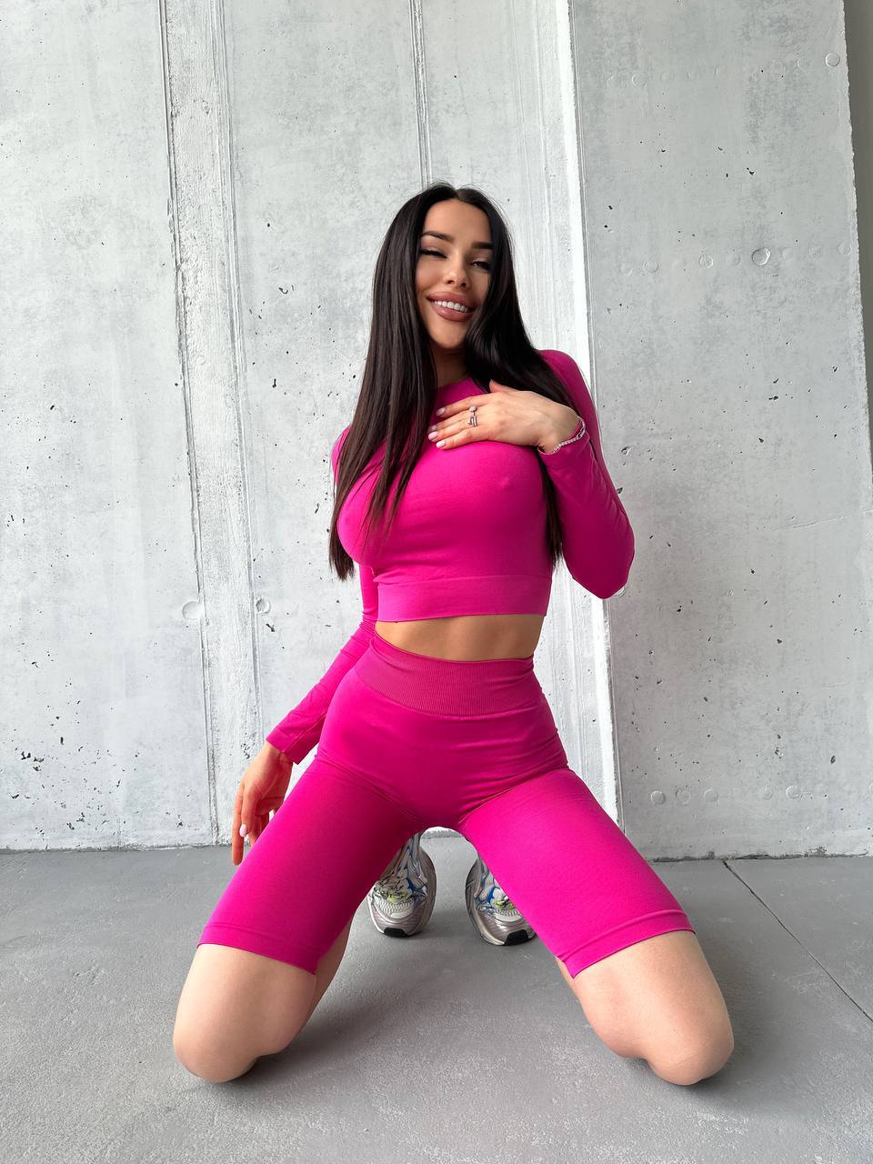 Seamless Above Knee Bike Shorts in Fuchsia
