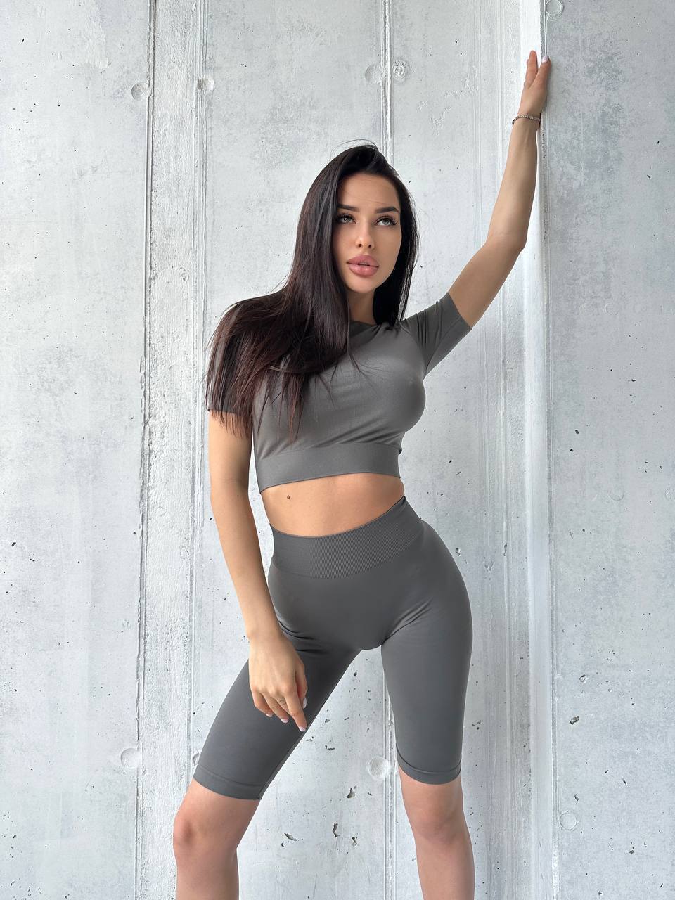 Seamless Above Knee Bike Shorts in Dark Gray