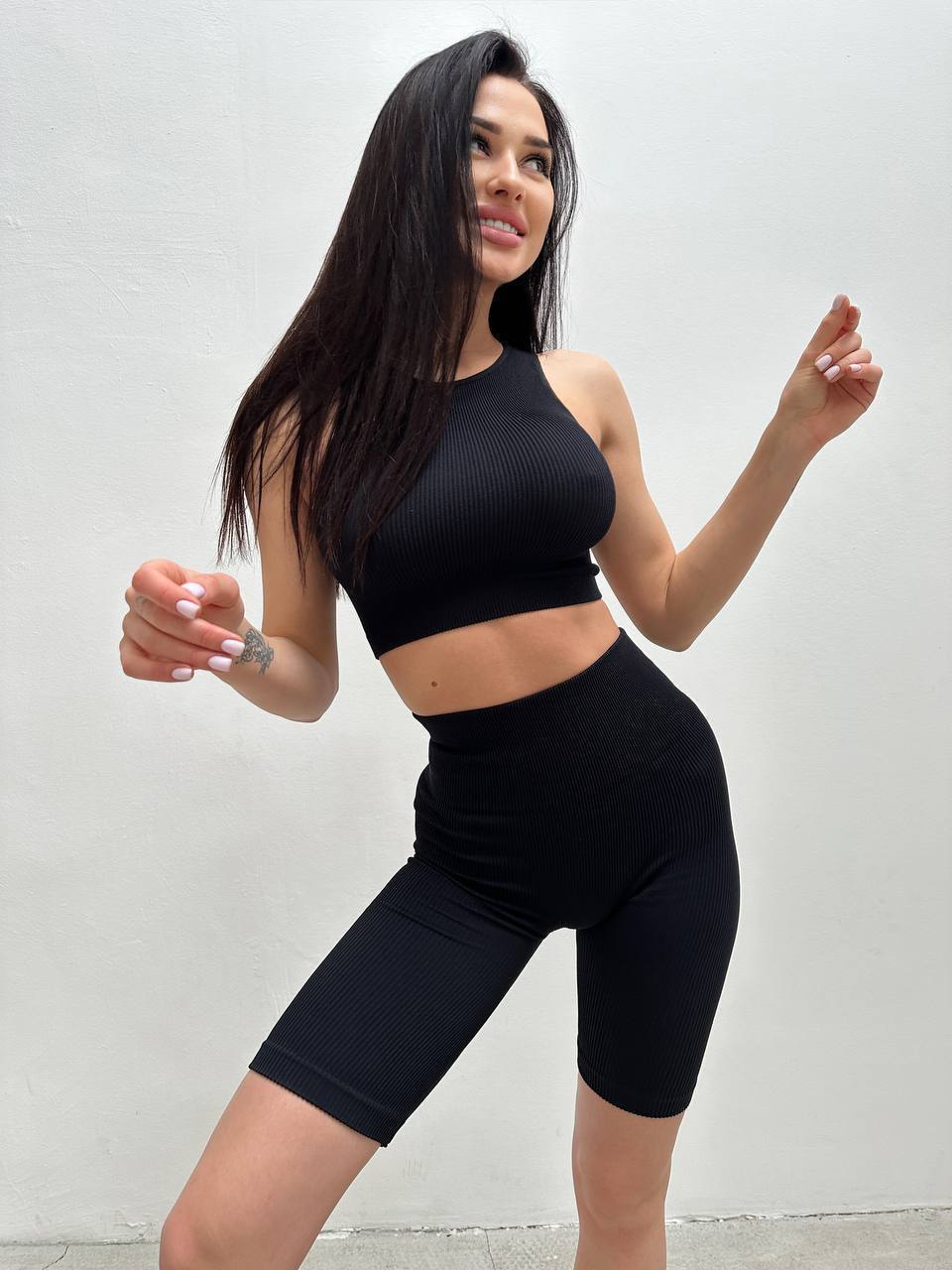 Seamless Ribbed Above Knee Scrunch Bike Shorts in Black