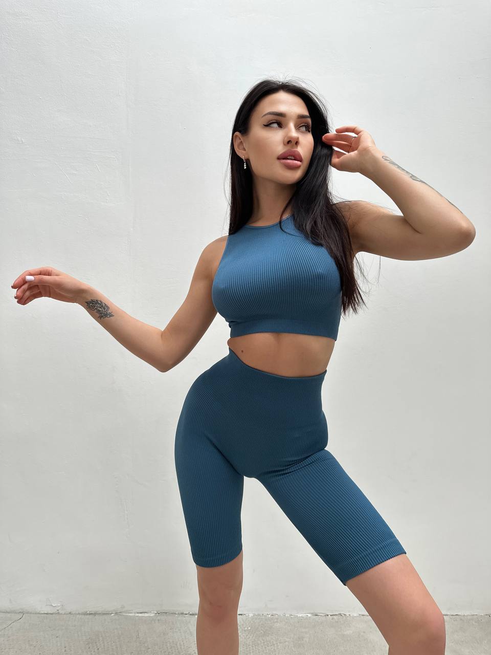 Seamless Ribbed Above Knee Scrunch Bike Shorts in Blue