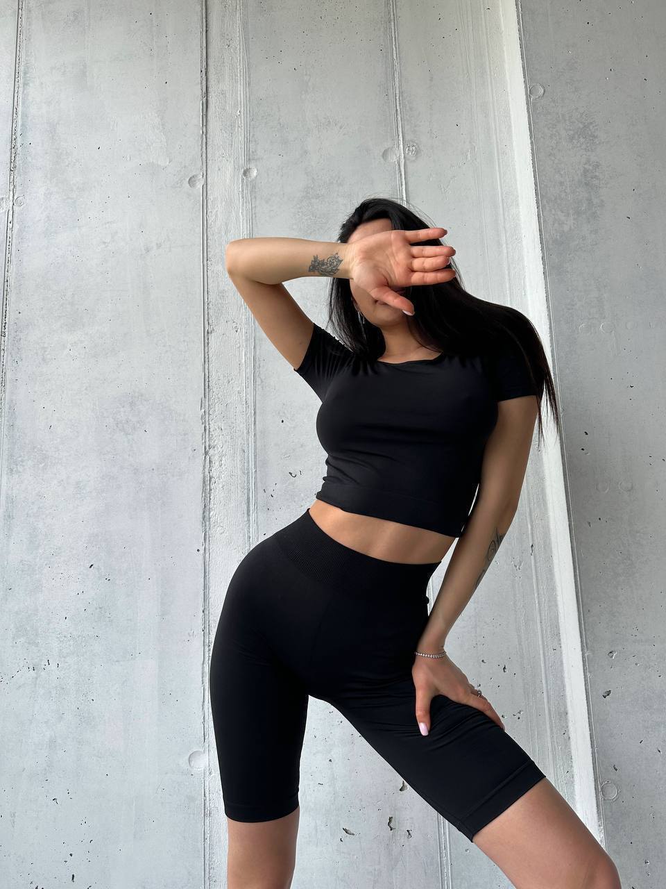 Seamless Cropped Short Sleeve Top in Black