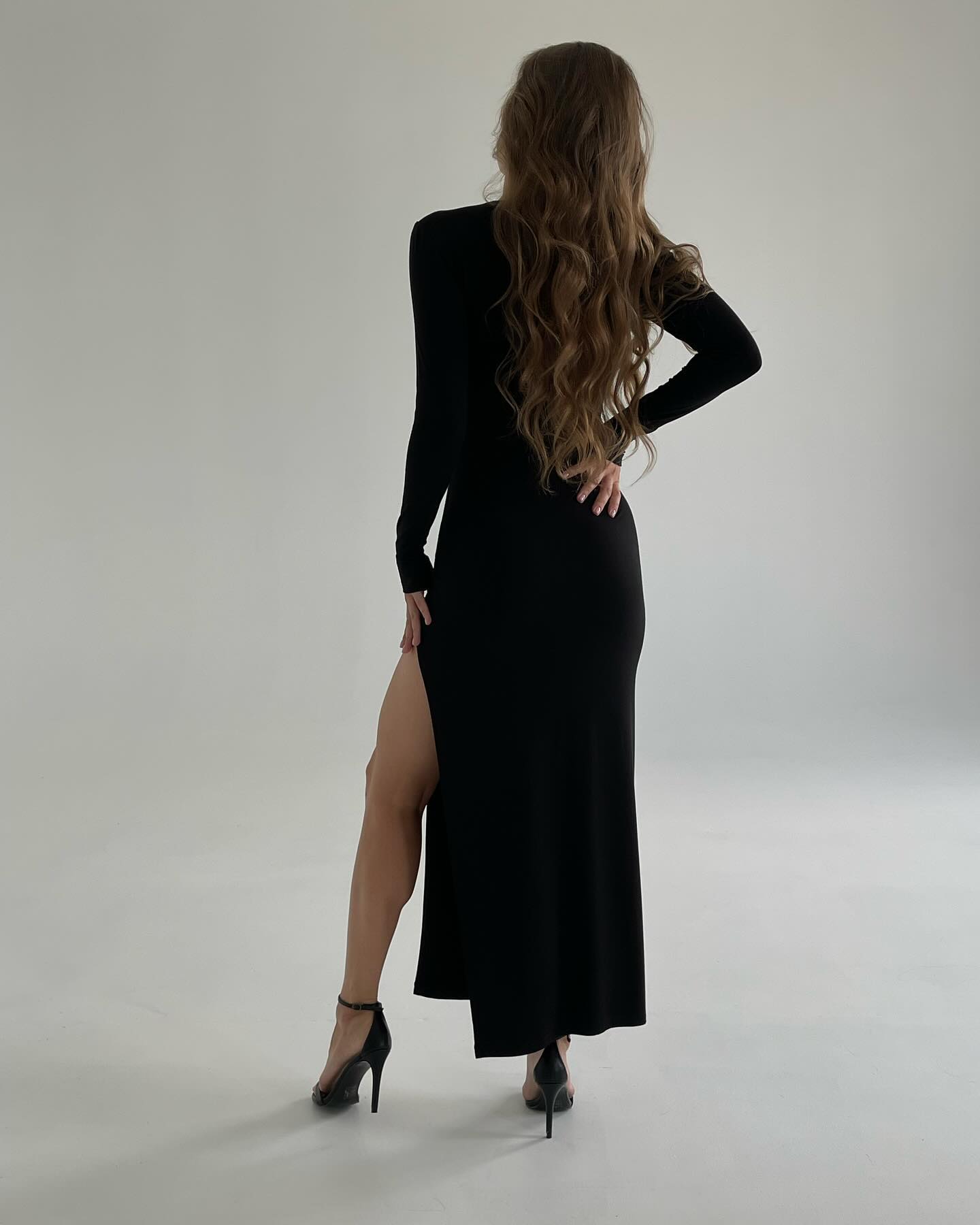 Long Sleeve Thigh Split Bodycon Midi Dress in Black