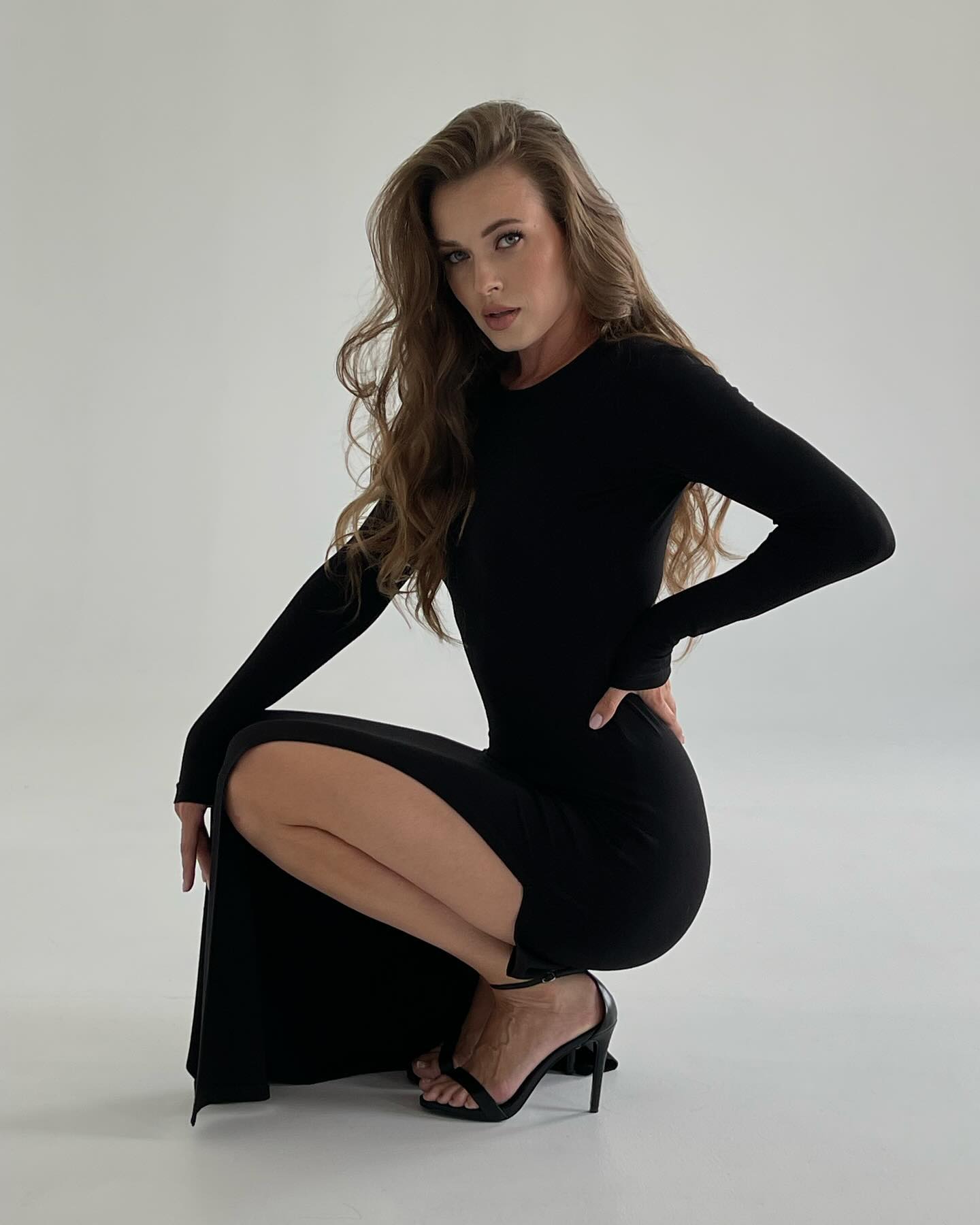 Long Sleeve Thigh Split Bodycon Midi Dress in Black