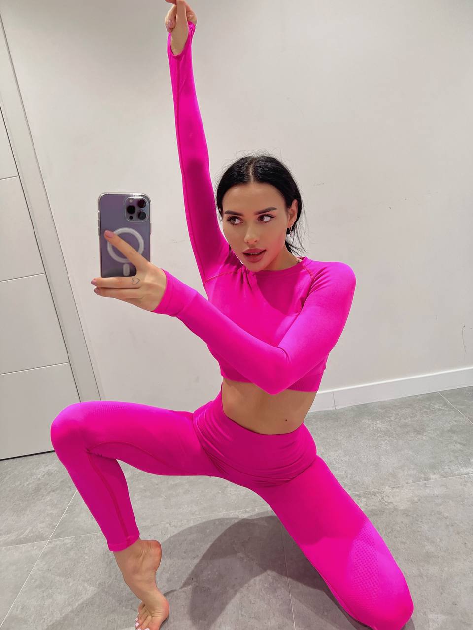 Seamless Activewear Set: Long-sleeve Top & Leggings in Fuchsia Neon Pink
