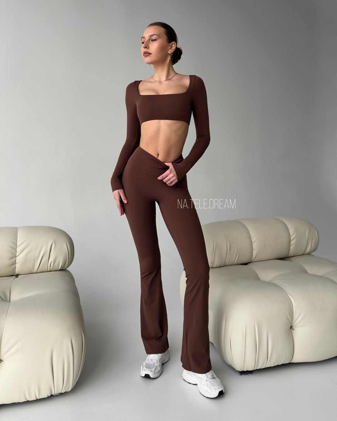 Pantera Long-Sleeve Crop Top & High-Waist Scrunch Flared Leggings in Brown