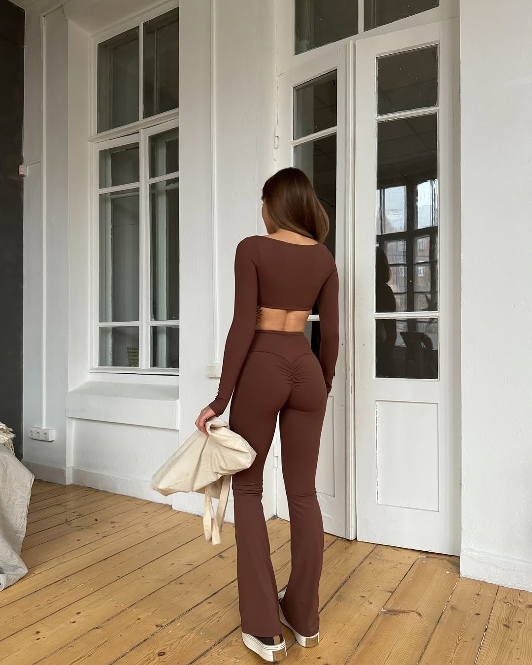 Pantera Long-Sleeve Crop Top & High-Waist Scrunch Flared Leggings in Brown
