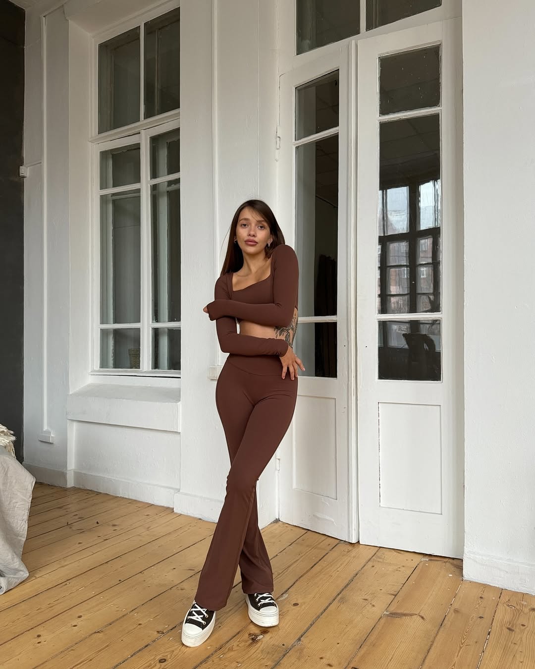 Pantera Long-Sleeve Crop Top & High-Waist Scrunch Flared Leggings in Brown
