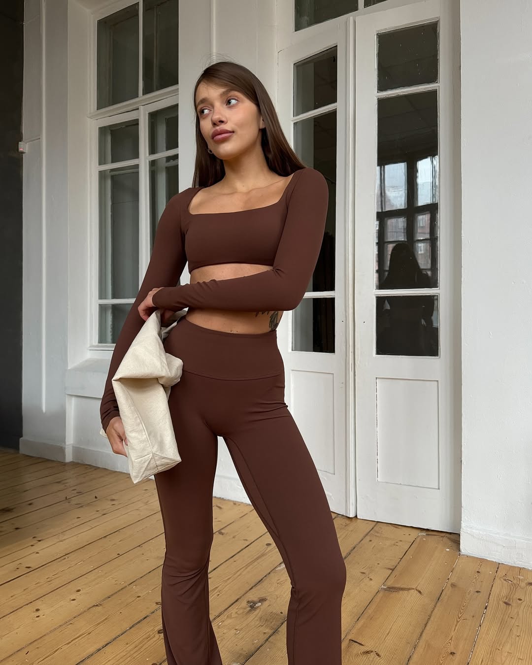 Pantera Long-Sleeve Crop Top & High-Waist Scrunch Flared Leggings in Brown