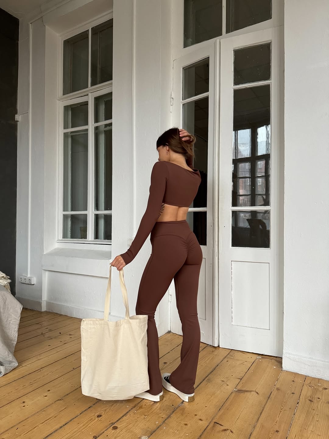 Pantera Long-Sleeve Crop Top & High-Waist Scrunch Flared Leggings in Brown