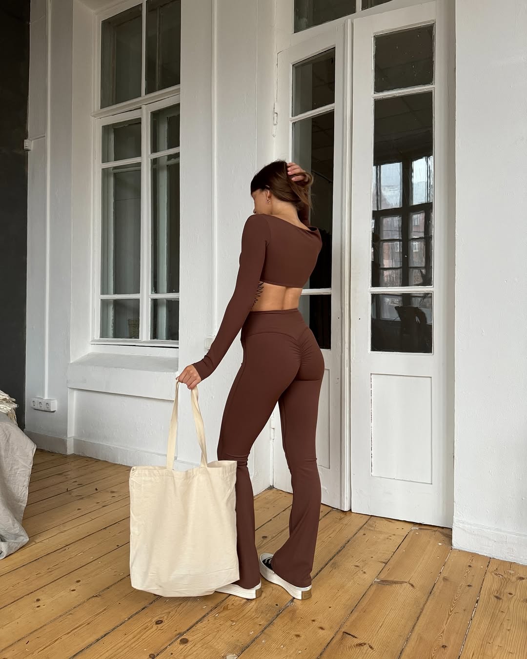 Pantera Long-Sleeve Crop Top & High-Waist Scrunch Flared Leggings in Brown